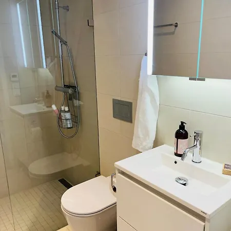 Privat Rom Med Stor Balkong Eget Bad Og Parkering